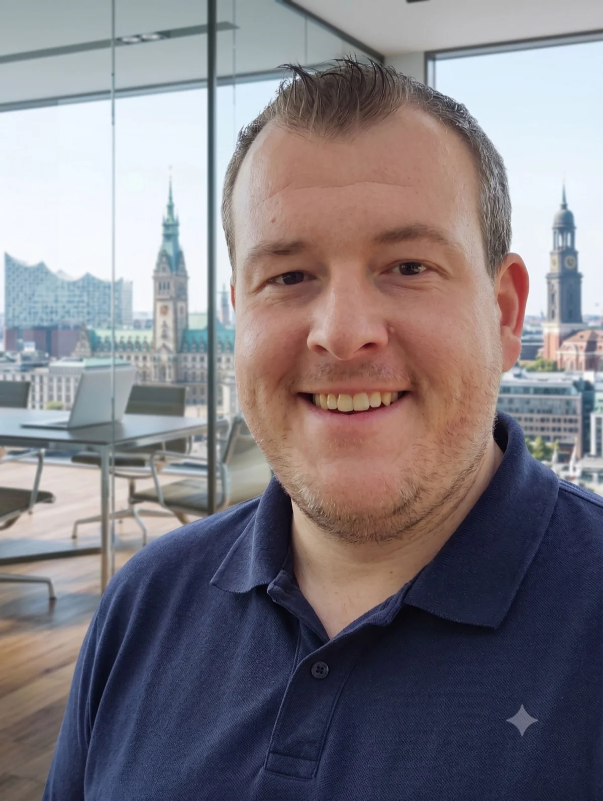 Johannes Erchen, Gründer und Geschäftsführer der Coderchen UG, vor der Hamburger Skyline